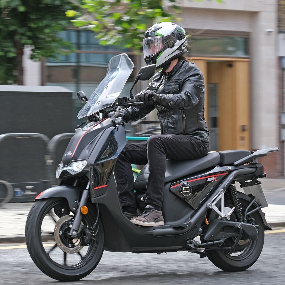 Super Soco CPX – Sepeda Motor Listrik yang Praktis, Canggih, dan Nyaman Digunakan